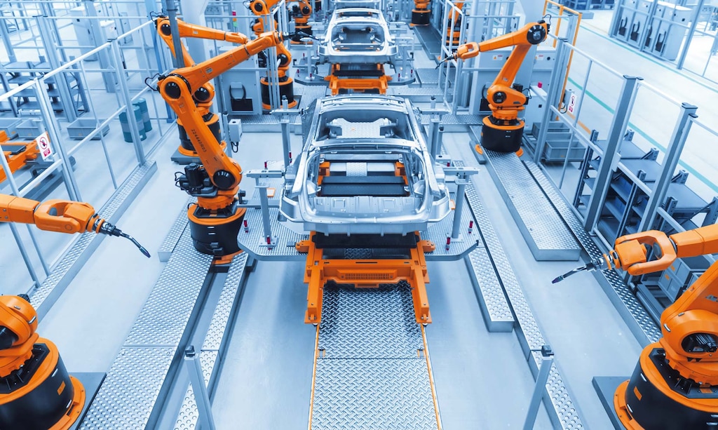 Cobots ou robôs colaborativos trabalham com operadores para melhorar a produtividade