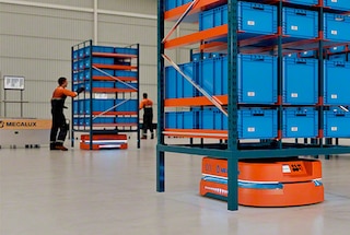 The AMR robot adapts to goods-to-person picking strategies