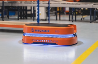 Autonomous mobile robots navigate freely through the warehouse