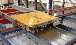 The 4 way shuttle automatically moves pallets in all four directions within the AS/RS
