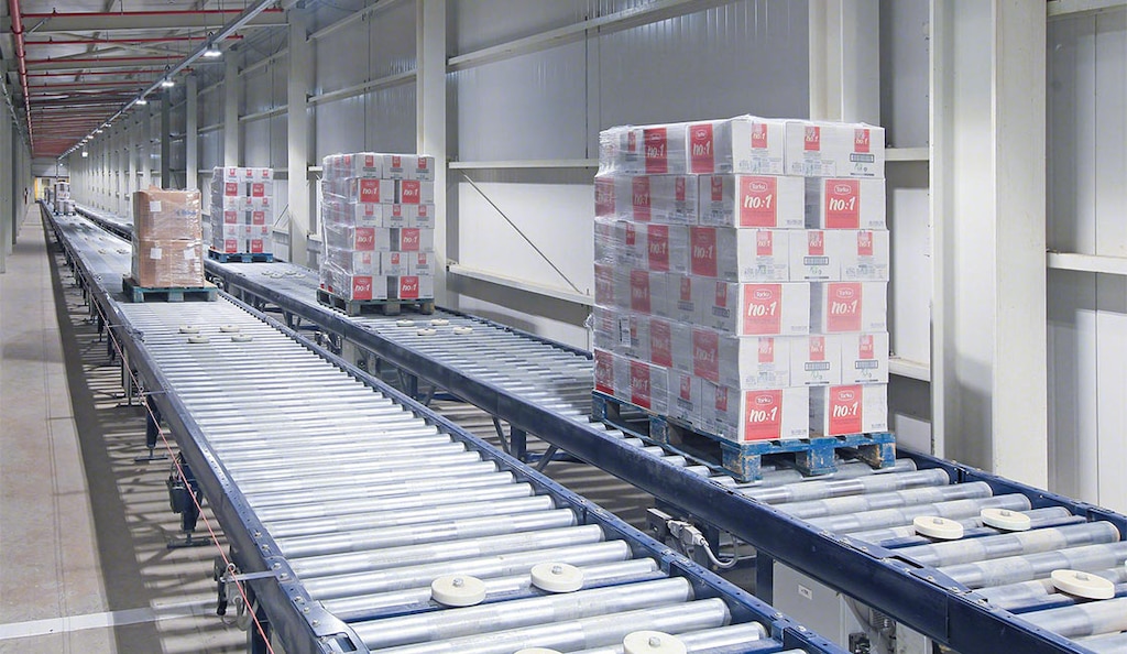 On a powered accumulation conveyor, goods never come into contact with each other