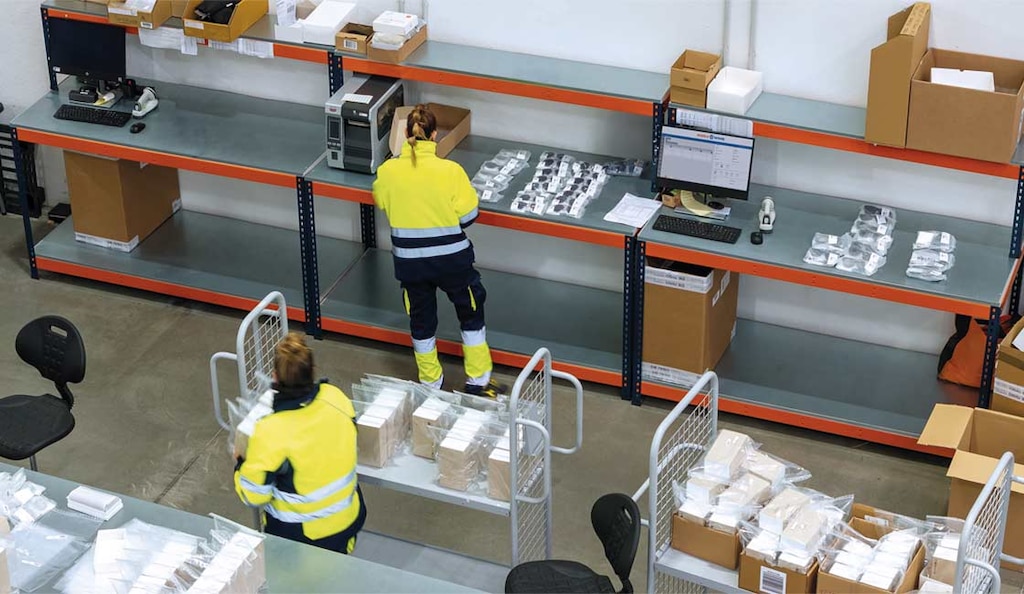 A warehouse associate oversees order fulfillment to minimize cycle time losses