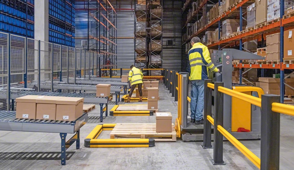 Distribution strategies aim to deliver goods to end customers as efficiently as possible