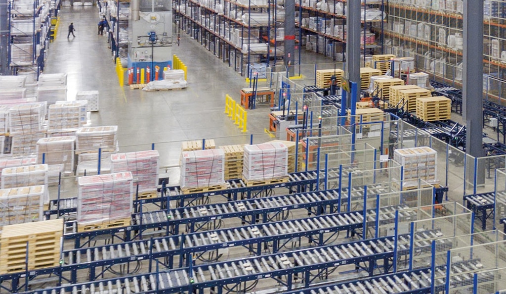 Standard GMA pallets support loads weighing between 2,000 and 2,800 lb (900–1,270 kg)