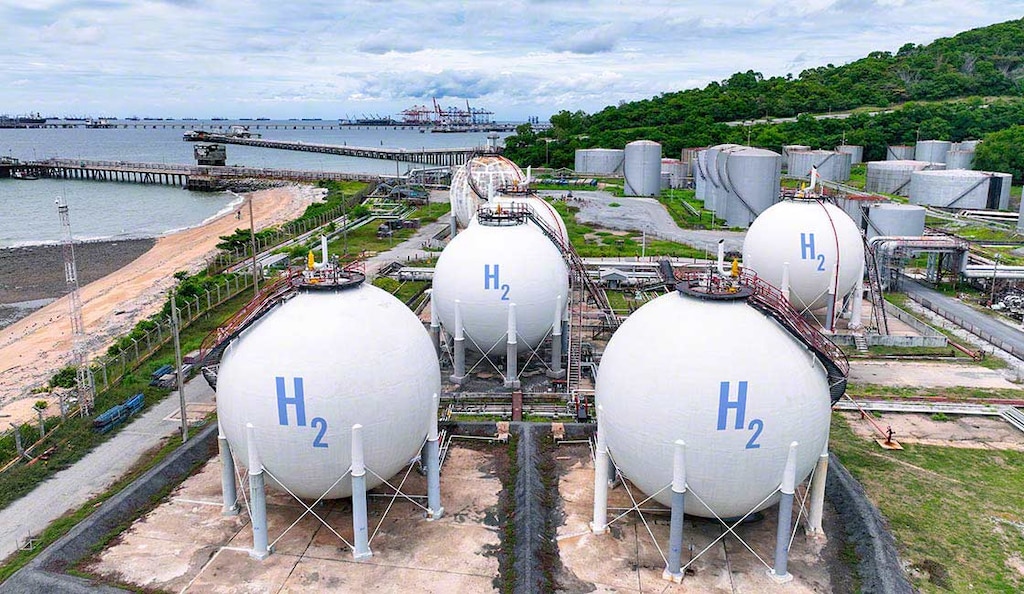 Green hydrogen is considered clean because its production only releases water vapor