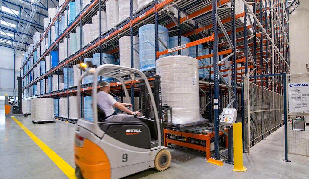 Pallet flow racks are a high-density storage system that can be automated with a stacker crane