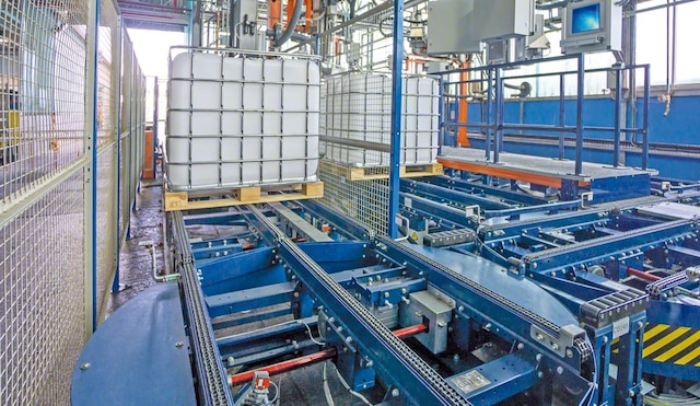IBC totes and their use in warehousing - Interlake Mecalux