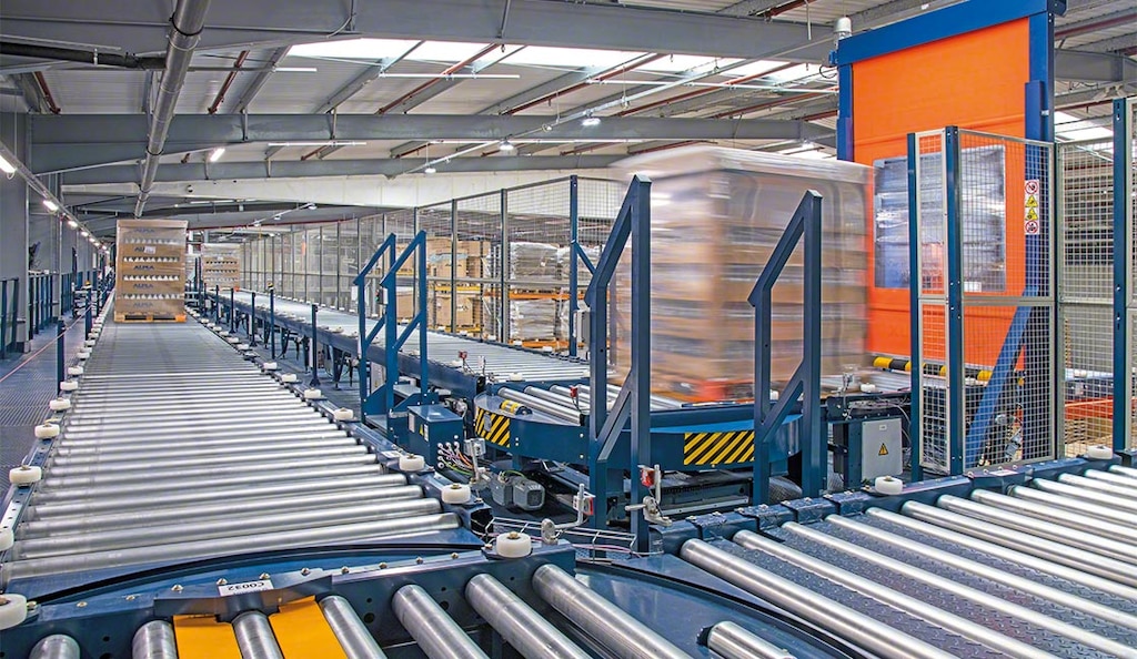 ALPLA streamlined internal transport between production and the warehouse with a conveyor system