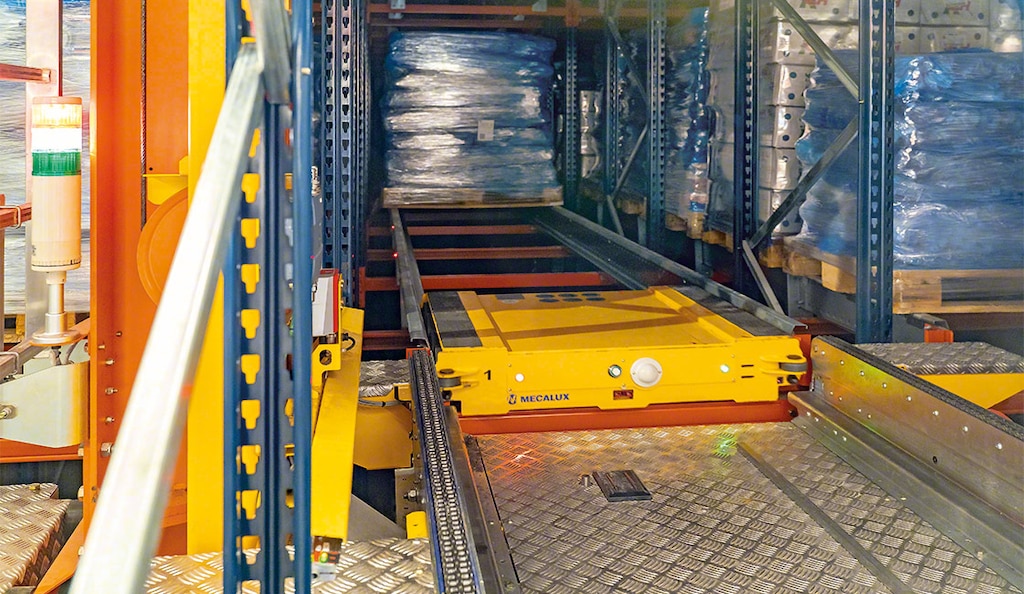 In temperature-controlled warehouses, the Pallet Shuttle reduces the volume to be cooled, lowering energy consumption