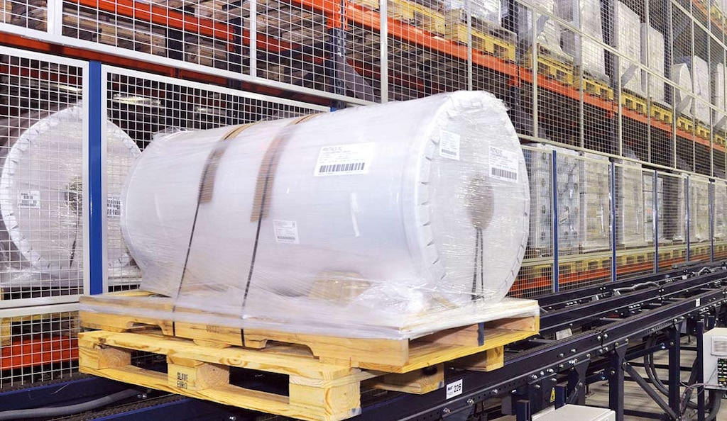 The direction of pallet strapping — vertical or horizontal — depends on how the load is arranged