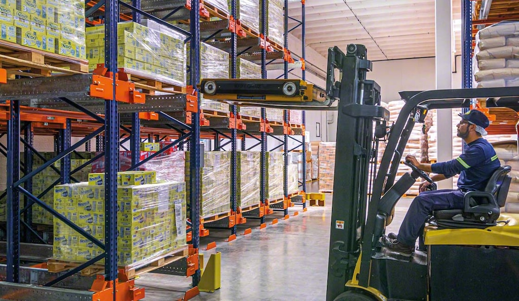 Nestlé houses perishable goods in its center in Villa Nueva (Argentina) with the semi-automated Pallet Shuttle system