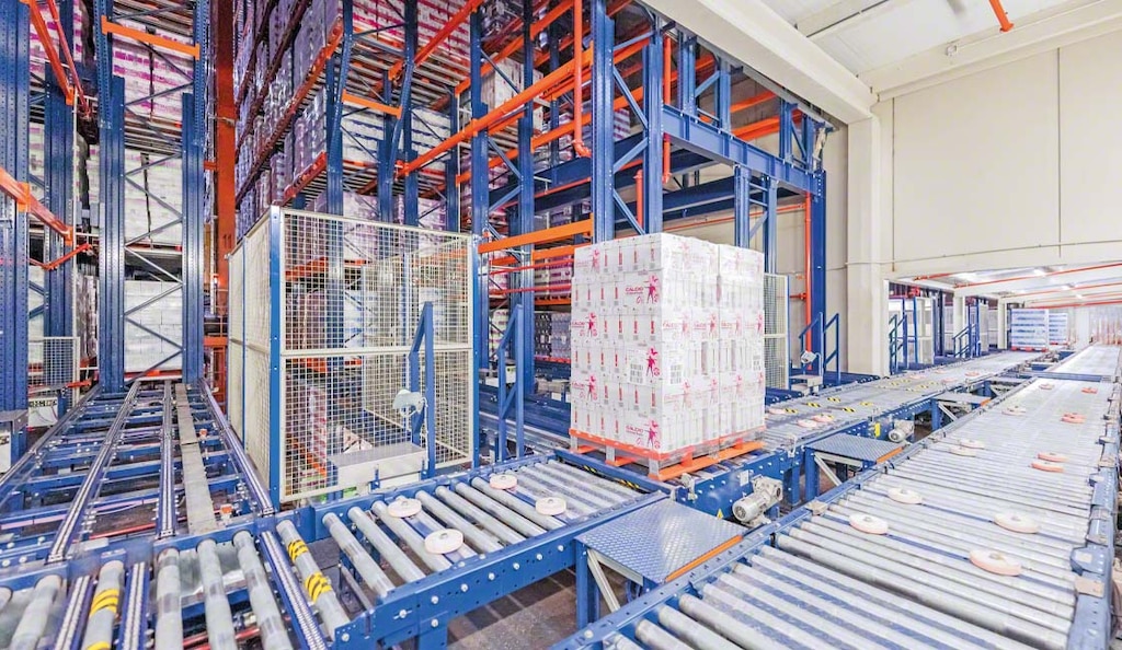 Esnelat使用塔式起重机来存储和运输包含易腐货物每年超过350000个托盘