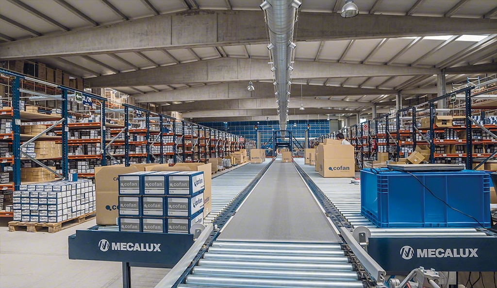 Box conveyors move picked orders to the shipping area