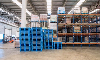 Reusable pallets transport and stabilize goods across multiple logistics cycles