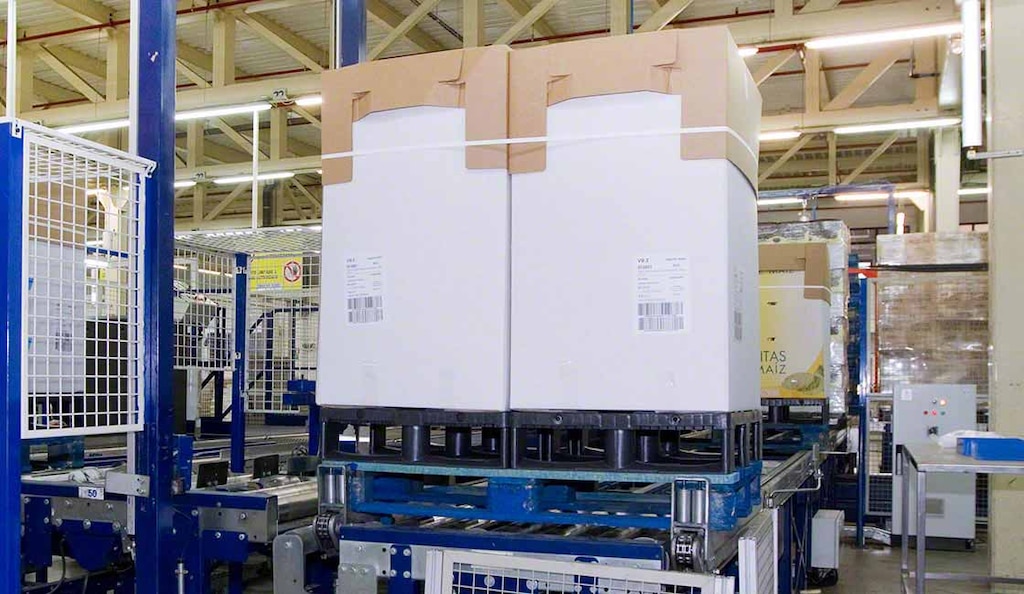 Two half pallets are placed on a larger one to facilitate handling and optimize warehouse space