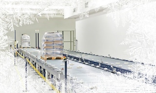 A tunnel freezer is an industrial device used in the food sector to freeze products A tunnel freezer is an industrial device used in the food sector to freeze products