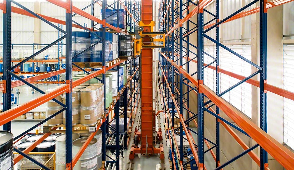 AS/RS trilateral stacker cranes speed up entries and exits of goods from VNA pallet racking
