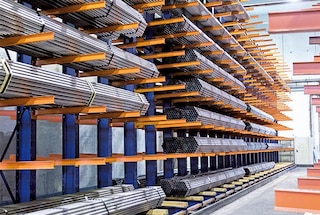 A cantilever pipe rack facilitates the storage of extra-long products