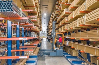Interlake Mecalux’s cantilever storage racks have multiple advantages: flexibility, direct access, and high load capacity