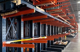 Cantilever arms support stored goods