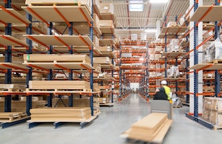 Cantilever racking can be paired with selective pallet racking