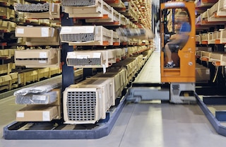 Lateral guides center forklifts as they move inside the aisles of cantilever racking systems