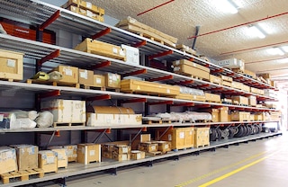 A continuous run of metal shelving makes it possible to house very diverse goods in a cantilever storage rack