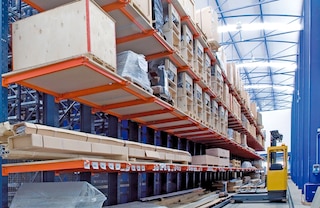 Securing a continuous run of wooden shelving to cantilever arms allows for the storage of palletized loads