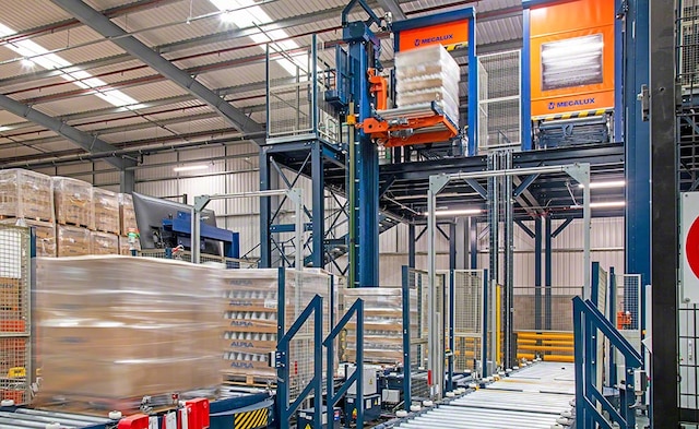 Automatic pallet lifts in the ALPLA logistics center