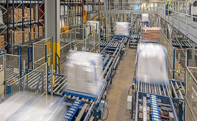 Automatic conveyors in the logistics centre in Wissington
