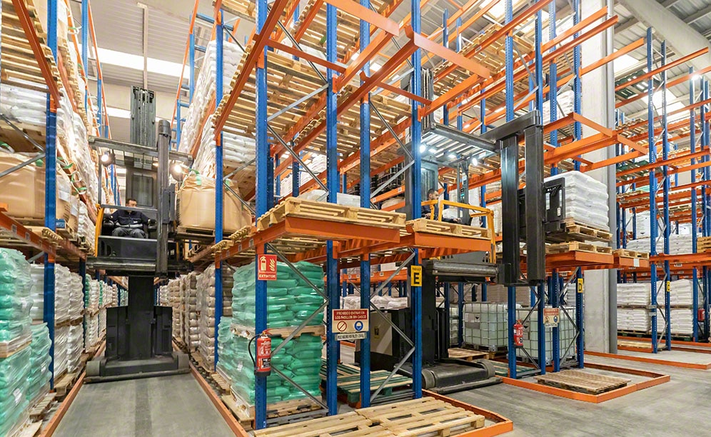 The pallet racks offer direct access to the goods