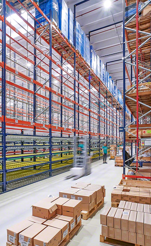 Pallet racks with carton flow sections for picking in the Admenta facility