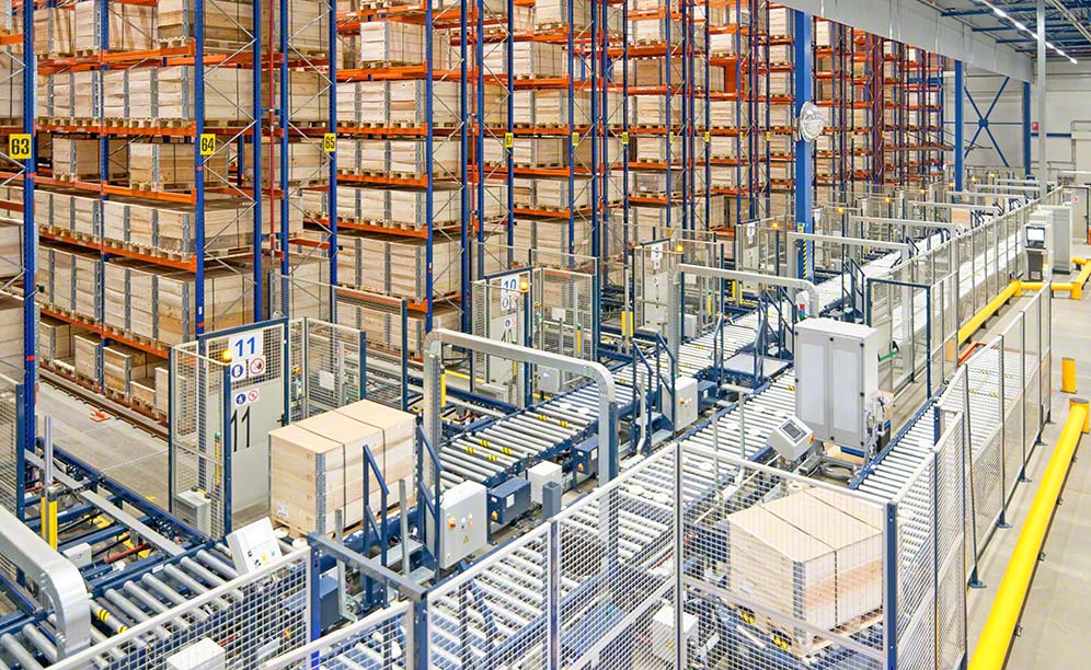 The stacker cranes move the materials with full autonomy The stacker cranes move the materials with full autonomy