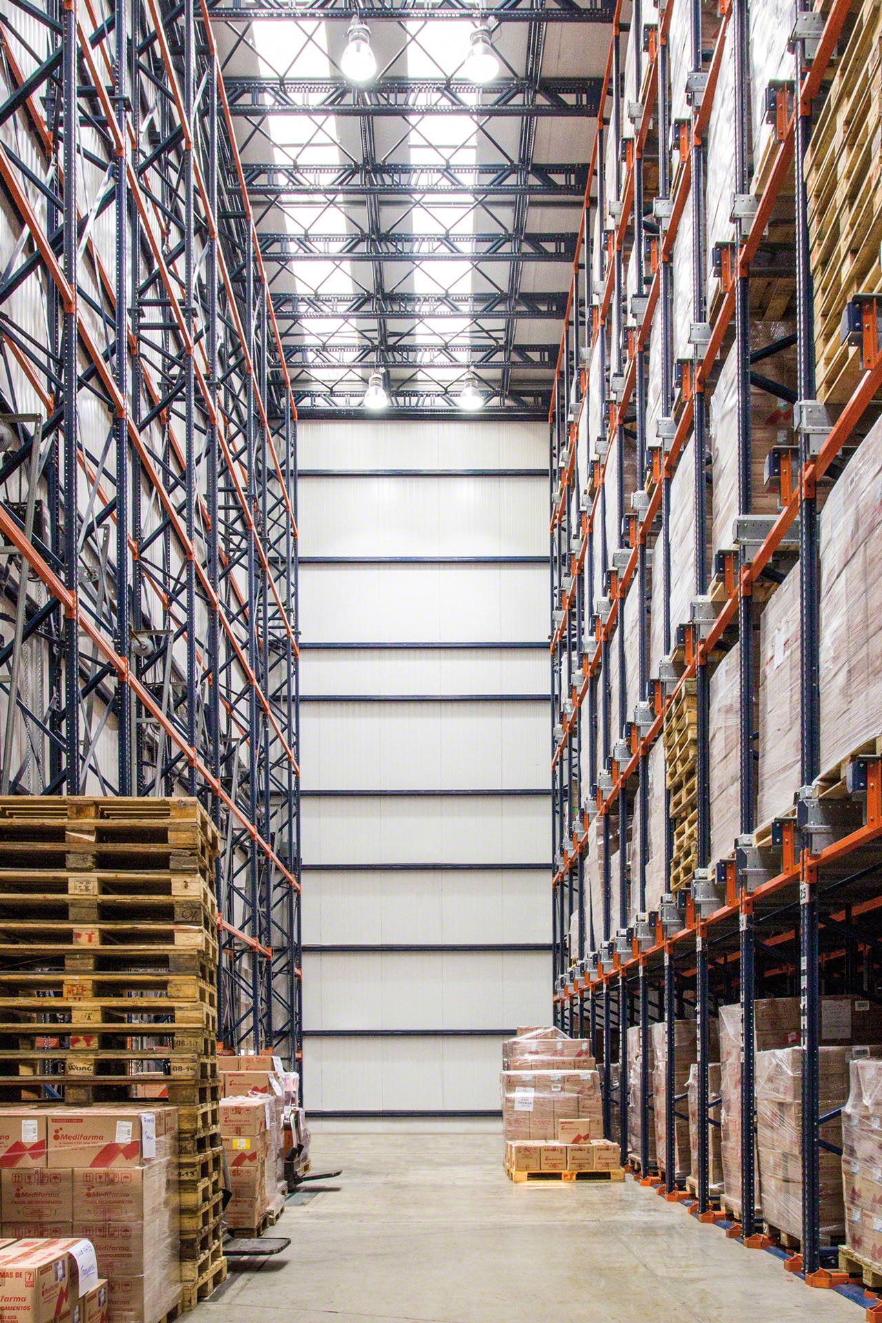 在复合货架仓库中，托盘穿梭机对最大化存储容量的贡献更大