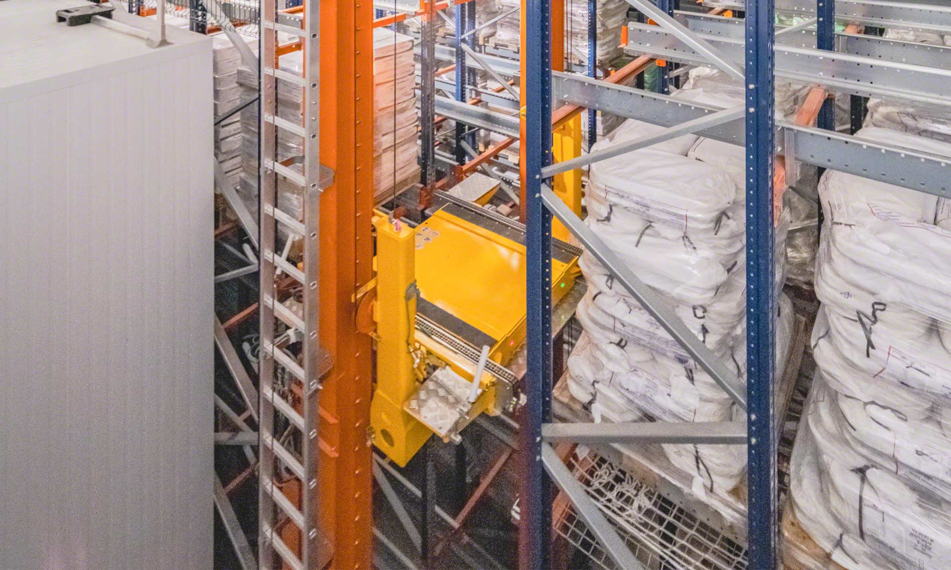 Automated warehouse with 2,755 tons of frozen fish and seafood Automated warehouse with 2,755 tons of frozen fish and seafood