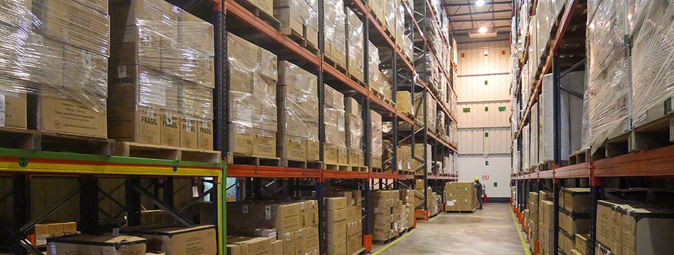 Laboratorios Americanos: Pharmaceutical products on earthquake-proof racks Laboratorios Americanos: Pharmaceutical products on earthquake-proof racks