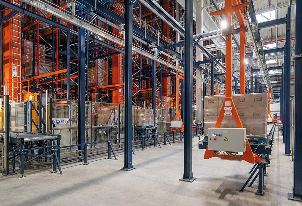 An electric monorail system connects PepsiCo’s warehouse with production and the loading docks An electric monorail system connects PepsiCo’s warehouse with production and the loading docks