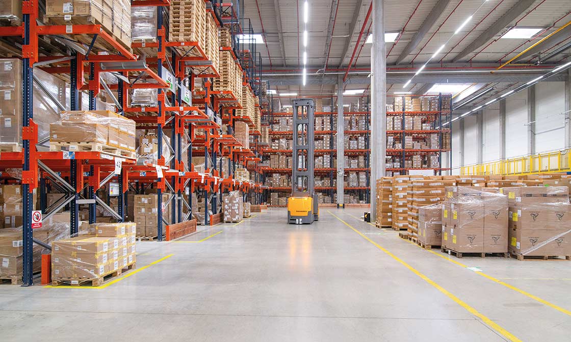 Sportisimo’s warehouse with a capacity for 71,000 pallets and 240,000 SKUs Sportisimo’s warehouse with a capacity for 71,000 pallets and 240,000 SKUs