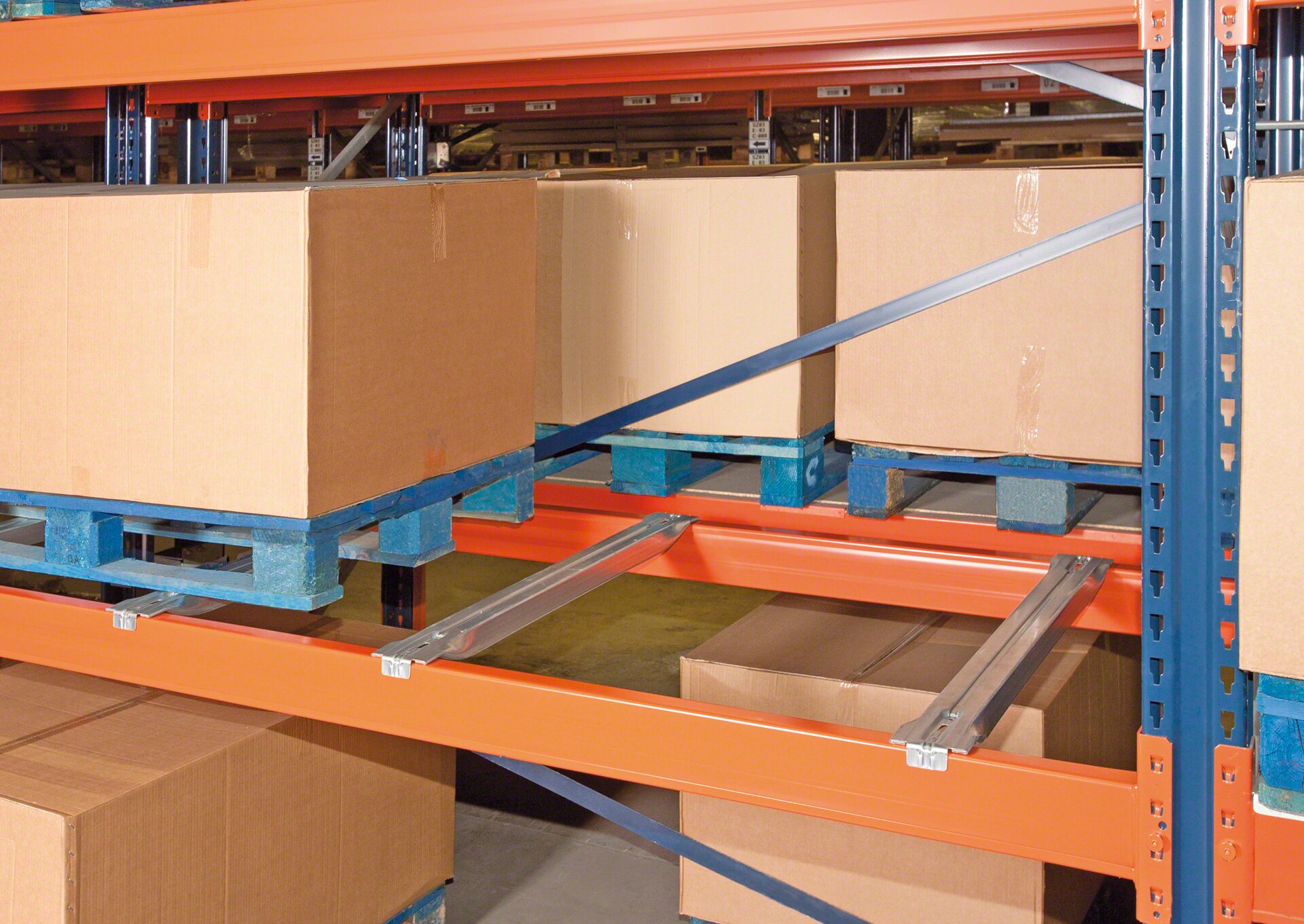 It is possible to place crossties to house pallets with the skids placed in parallel to the rack’s beam