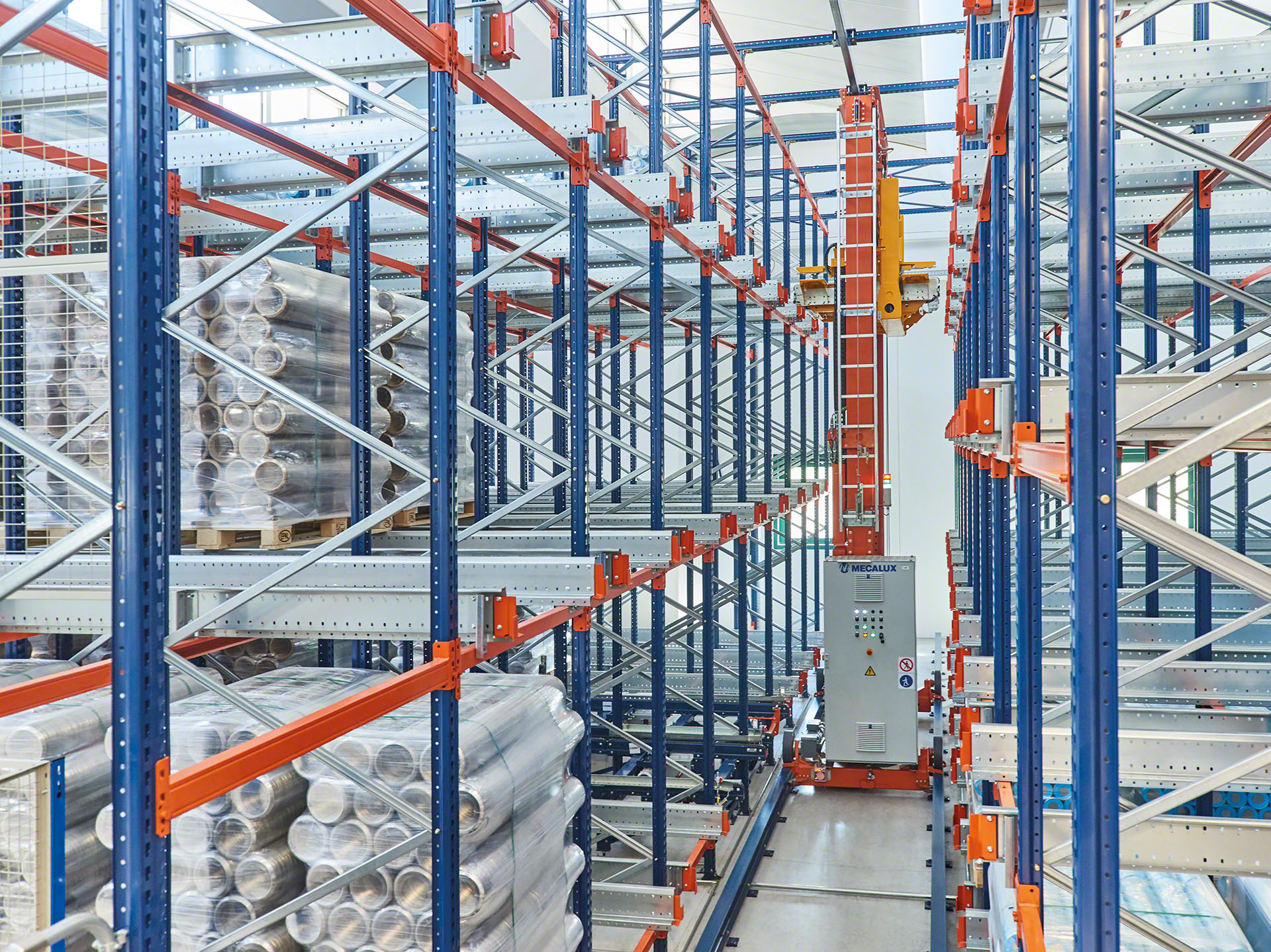 In automated warehouses, the APS is the ideal system for automating pallet loading and unloading