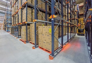 The lower guide rails make it easier for the forklifts to move inside the drive-in pallet racking The lower guide rails make it easier for the forklifts to move inside the drive-in pallet racking