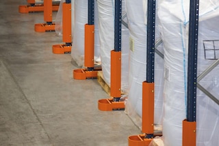 Column protectors safeguard the structure of the drive-in rack against light impacts