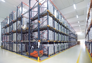 Drive-in racking comprises a set of storage lanes in which forklifts maneuver