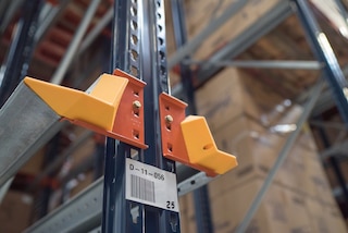 In drive-in pallet racking with GP-5 rails, pallet centering devices help to place the load unit facing the entrance to the lane