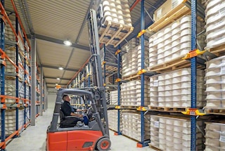 In drive-in racking systems, unloading is carried out by reversing the order followed during loading