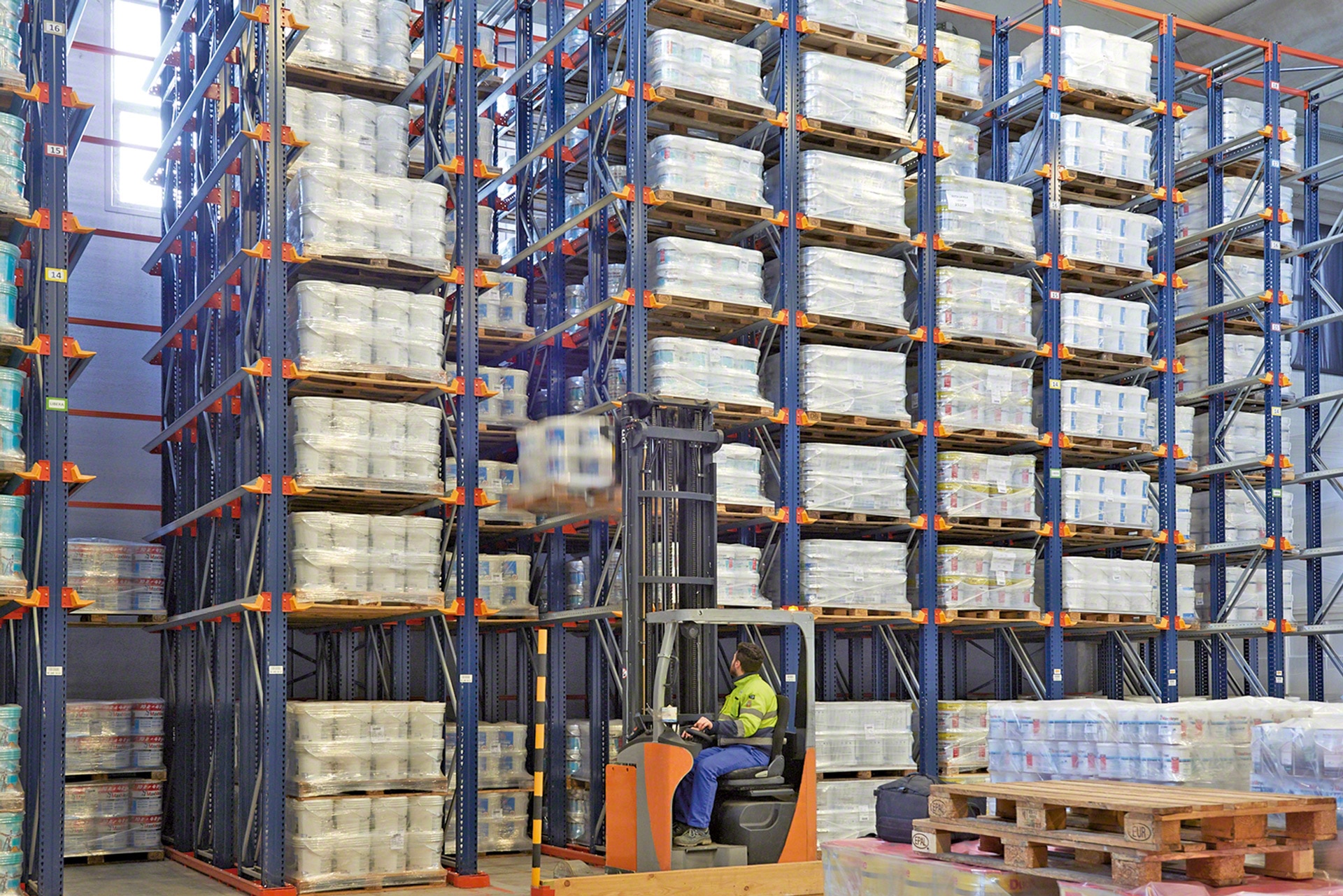 The drive-in racking is the ideal storage system to maximize capacity of the installation