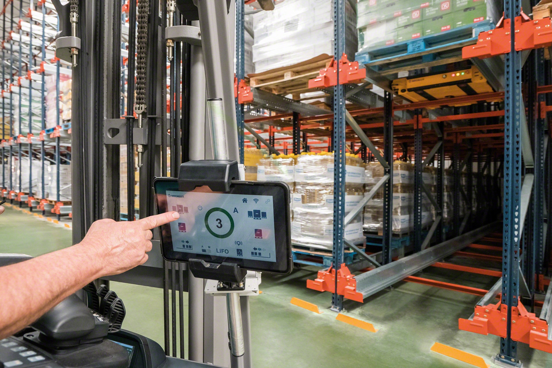 With the Mecalux EASY WMS system, one tablet can control up to 18 shuttles at a time