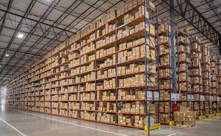 Adidas sportswear and footwear storage - Interlake Mecalux