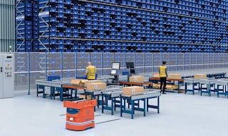 Human–robot collaboration in warehouse order picking: Who should lead?