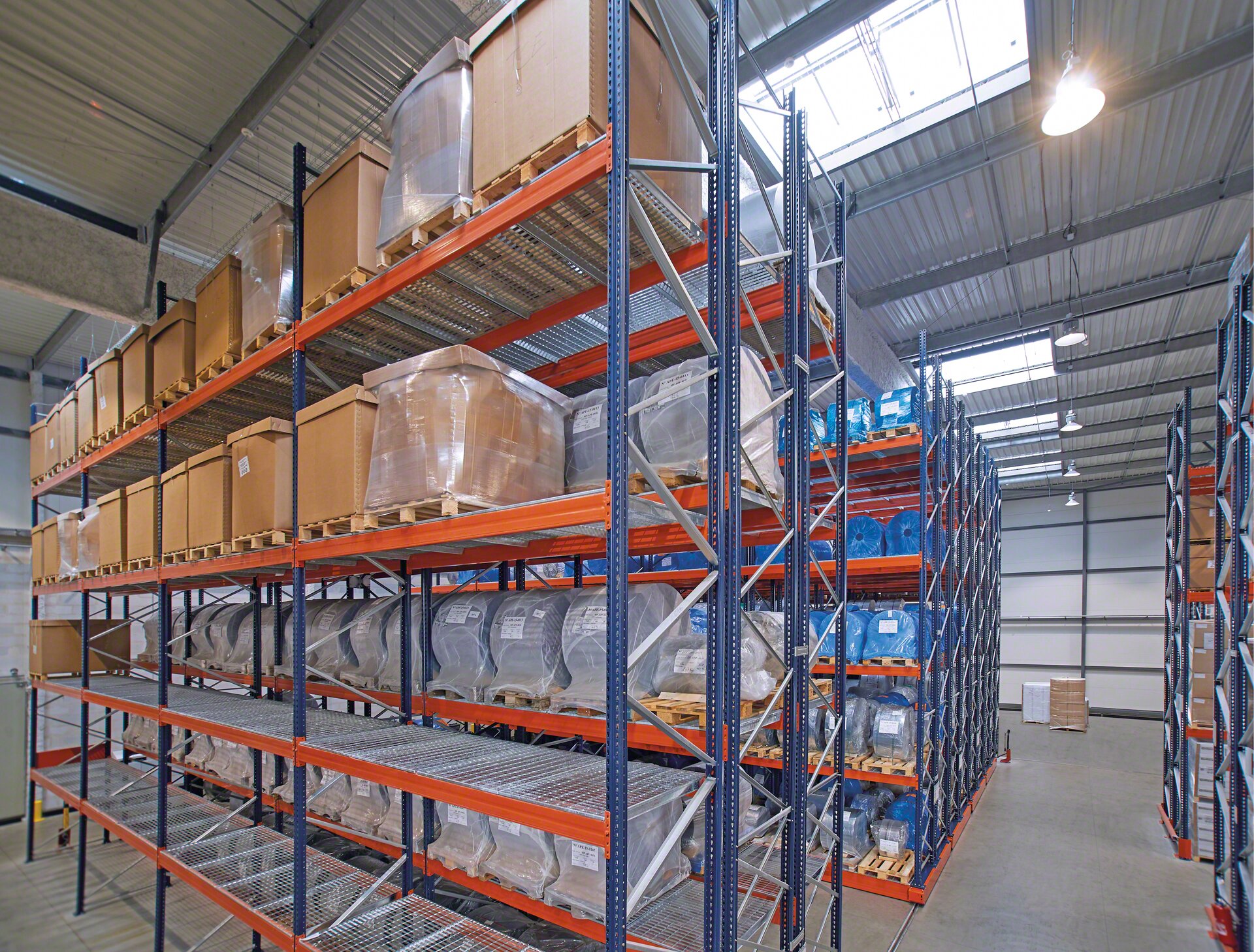 Warehouse clothing racks and their uses - Interlake Mecalux